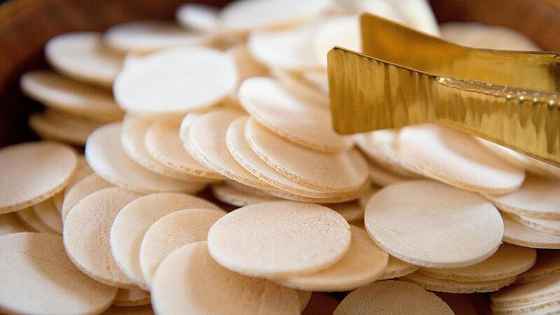 Hostien liegen  in einer Schale.