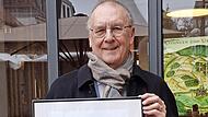 Ulrich Kutz mit Ehrenurkunde.