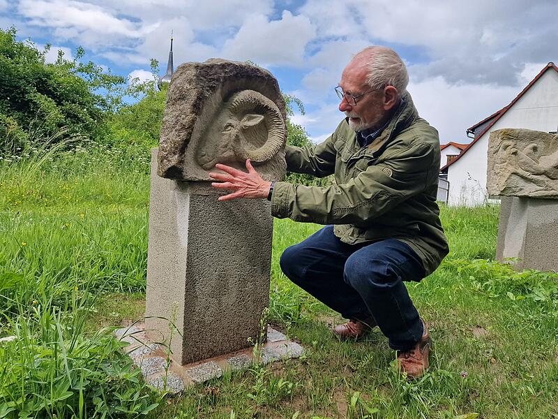 Gerwin Kellermann erl&auml;utert eine seiner Tierdarstellungen aus Sandstein. Die Skulpturen sind bewusst niedrig angebracht. Kinder und Erwachsene k&ouml;nnen die Tierdarstellungen aus n&auml;chster N&auml;he betrachten und ertasten.