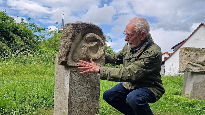 Gerwin Kellermann erläutert eine seiner Tierdarstellungen aus Sandstein. Die Skulpturen sind bewusst niedrig angebracht. Kinder und Erwachsene können die Tierdarstellungen aus nächster Nähe betrachten und ertasten. Gerwin Kellermann erläutert eine seiner Tierdarstellungen aus Sandstein. Die Skulpturen sind bewusst niedrig angebracht. Kinder und Erwachsene können die Tierdarstellungen aus nächster Nähe betrachten und ertasten.