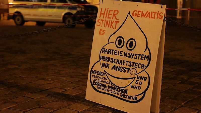 Die Feindbilder der Corona-Demonstranten auf dem Marktplatz sind klar definiert. Foto: Sonny Adam