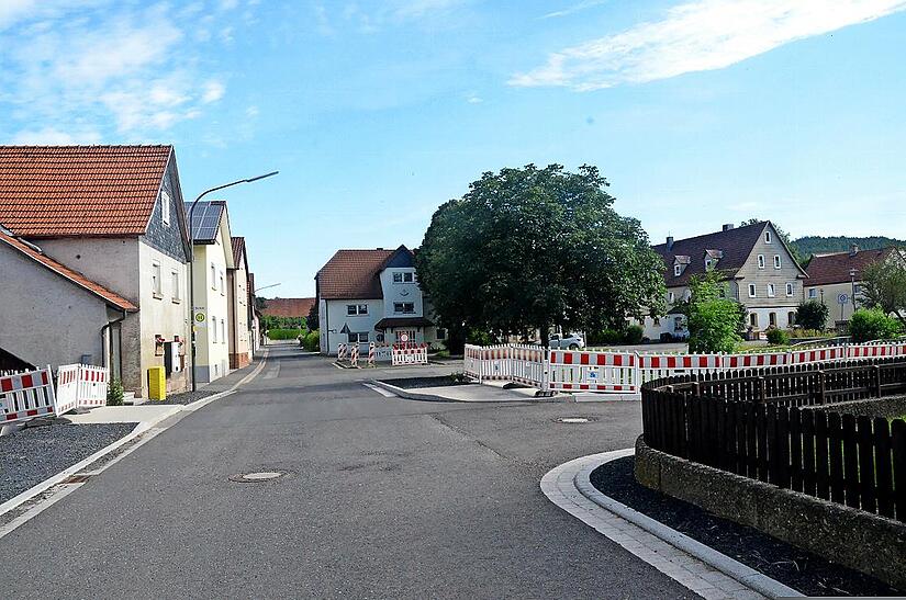 Nach der Kanalerneuerung soll die Ortsmitte von Reitsch mit größtmöglicher Förderung neu gestaltet werden. Nach der Kanalerneuerung soll die Ortsmitte von Reitsch mit größtmöglicher Förderung neu gestaltet werden.