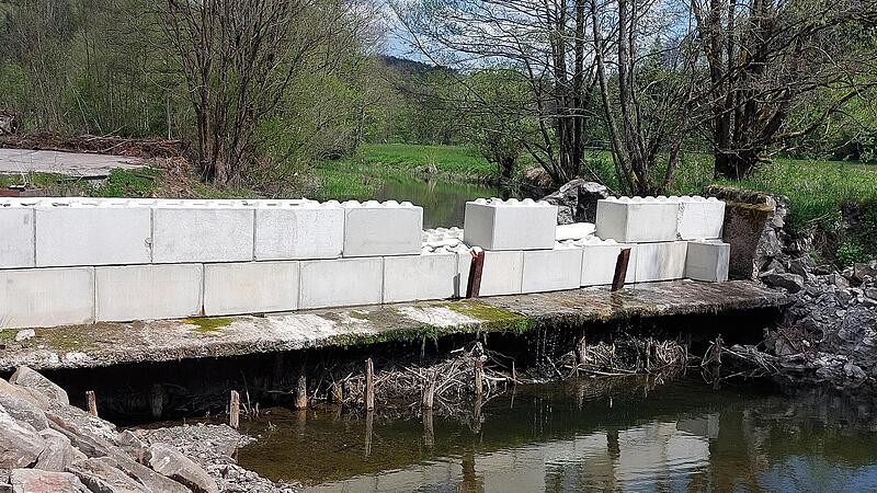 Um die Rodach zu sanieren, wird sie vor der Ungl&uuml;cksstelle zur&uuml;ckgestaut.