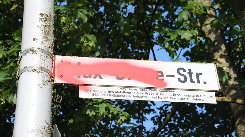 Beschmiert: das Schild der Max-Brose-Stra&szlig;e in Coburg.