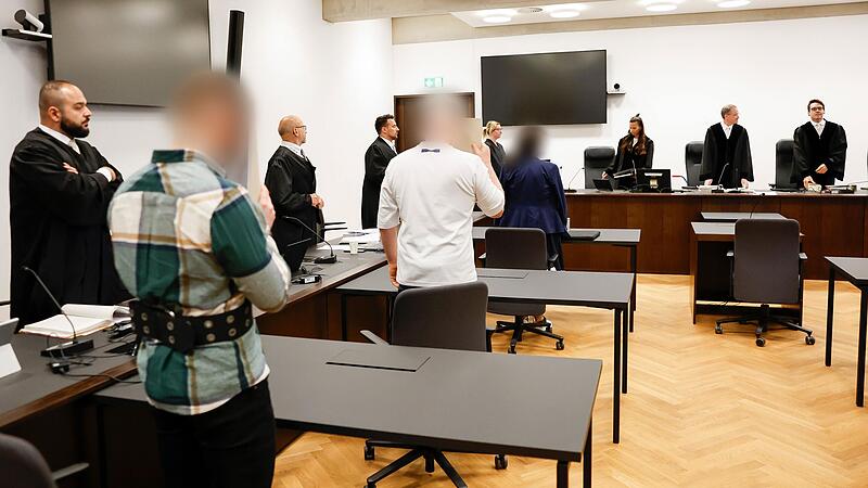 Ein Ehepaar und sein Sohn müssen sich derzeit am Landgericht Nürnberg-Fürth wegen Abrechnungsbetrug in Millionenhöhe verantworten. Sie sollen für einen ambulanten Pflegedienst abkassiert, aber nicht die versprochenen Leistungen erbracht haben.