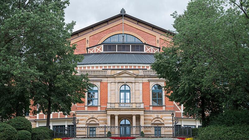 Bayreuther Festspielhaus am Gr&uuml;nen H&uuml;gel