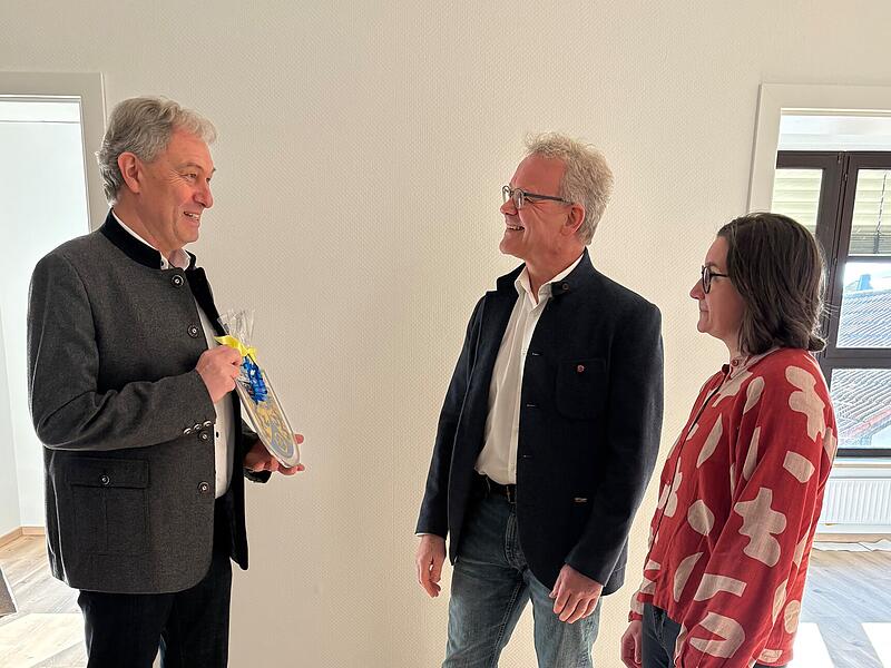 Ab 1. April werden die Kinder- und Jugend&auml;rzte Michaela Lebok und Christian Hartnik ihre Praxis in Kronach er&ouml;ffnen. Landrat Klaus L&ouml;ffler (links)  &uuml;berreichte ein Landkreis-Wappen.