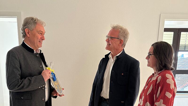 Ab 1. April werden die Kinder- und Jugend&auml;rzte Michaela Lebok und Christian Hartnik ihre Praxis in Kronach er&ouml;ffnen. Landrat Klaus L&ouml;ffler (links)  &uuml;berreichte ein Landkreis-Wappen.