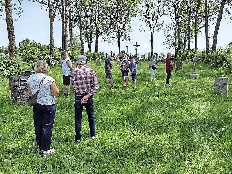 Besucher auf dem Friedhof Reu&szlig;endorf.
