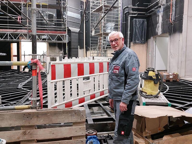 Frank Kremer ist einer der Techniker von TTS: „Fachleute für uns auszubilden dauert Jahre. Erst mal muss man die Bühnentechnik an sich verstehen.“ Frank Kremer ist einer der Techniker von TTS: „Fachleute für uns auszubilden dauert Jahre. Erst mal muss man die Bühnentechnik an sich verstehen.“