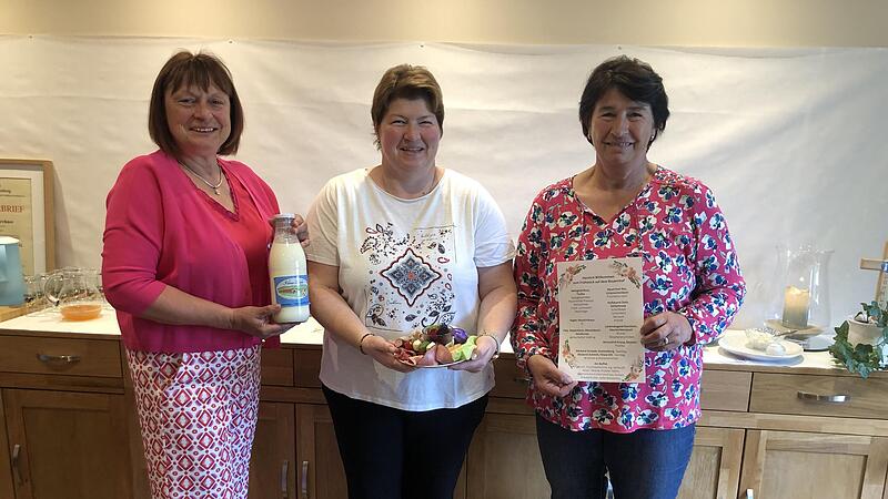 Edeltraud H&auml;usler (v.l.), Steffi Kirchner und Helene Greubel beim Besuch der Schnapsbrennerei B&uuml;rger.