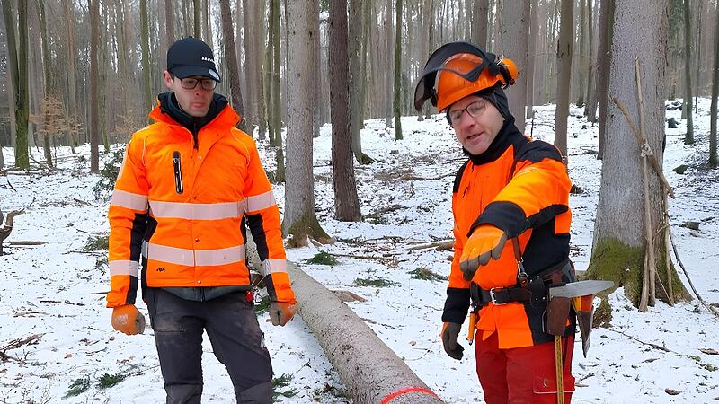 Nach getaner Arbeit: F&ouml;rster Niklas Damm und Forstwirtschaftsmeister Michael Schneider am gef&auml;llten Baum im Gemeindewald von Sch&ouml;nau.