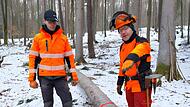 Nach getaner Arbeit: F&ouml;rster Niklas Damm und Forstwirtschaftsmeister Michael Schneider am gef&auml;llten Baum im Gemeindewald von Sch&ouml;nau.