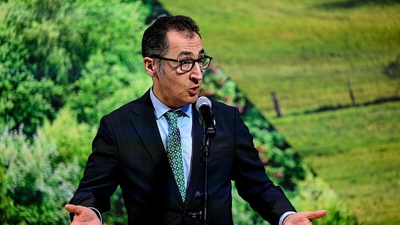 Bundeslandwirtschaftsminister Cem &Ouml;zdemir will die Anbindehaltung von K&uuml;hen verbieten. Landwirte protestieren.