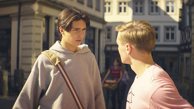 Ernstes Gespr&auml;ch im Film "Die Schule der magischen Tiere 3": Loris Sichrovsky (Jo) konfrontiert Luis Vorbach (Silas) vor einem Modeladen an der Oberen Br&uuml;cke in Bamberg. Im Hintergrund kommt Emilia Maier (Ida) angeradelt.