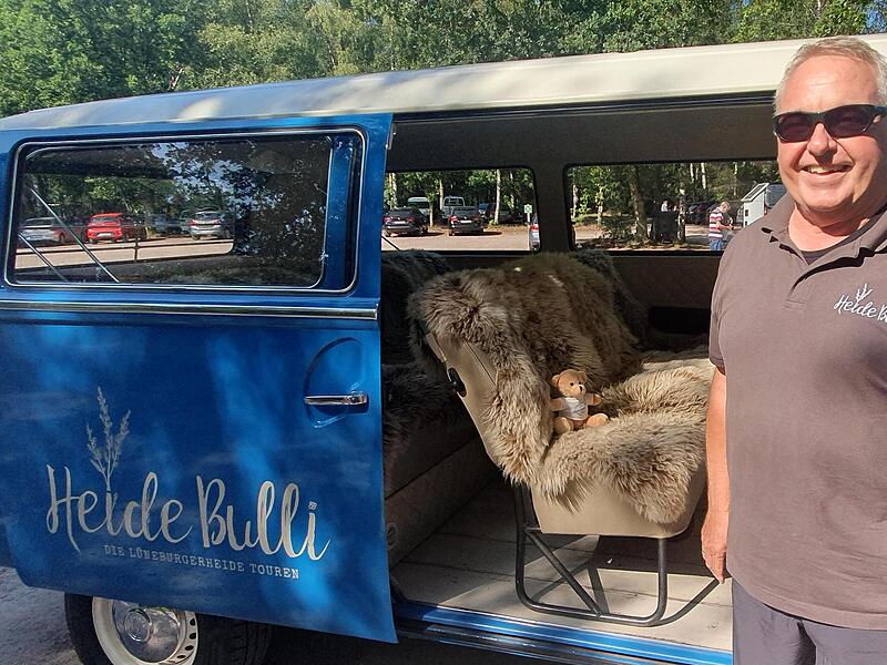 Hinni mit seinem Heide-Bulli „Karl“