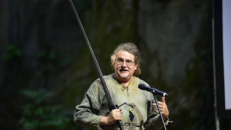 Historiker Daniel Burger präsentierte Waffen und Rüstungen.