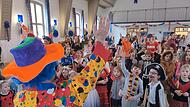 Bunt, laut, fr&ouml;hlich: Ausgelassene Stimmung beim Kinderfasching der N&auml;rrischen Siedler in Forchheim.