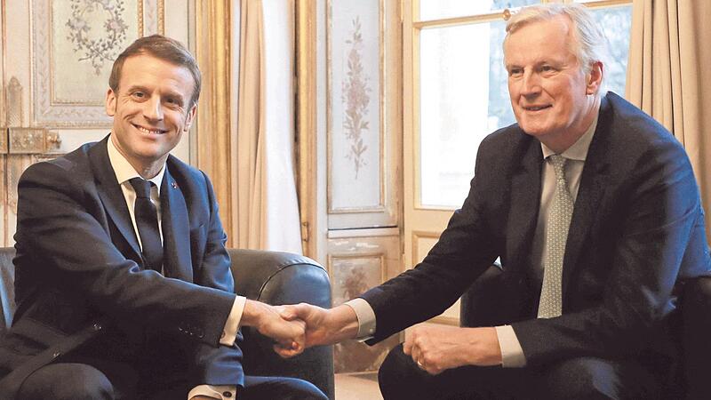 Der franz&ouml;sische Pr&auml;sident Emmanuel Macron mit seinem neuen Premier, vormals Brexit-Chefunterh&auml;ndler der Europ&auml;ischen Union Michel Barnier im &Eacute;lys&eacute;e-Palast.   