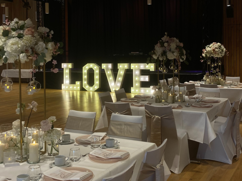 Sto&szlig;e geb&uuml;hrend auf das Fest der Liebe an und erlebe gemeinsam mit Familie und Freunden unvergessliche Momente im Hallstadter Kulturboden. Foto: Kulturboden HallstadtVSB Kulturboden Hallstadt als Hochzeitslocation: So k&ouml;nnte Ihre Hochzeitsdekoration aussehen