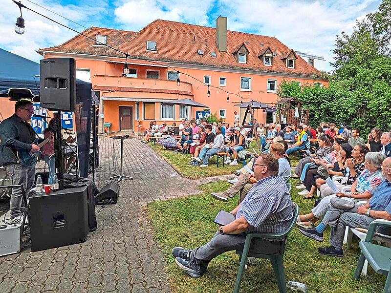 Beim Open-Air-Gottesdienst zum Gartenfest anl&auml;sslich des 100-j&auml;hrigen Jubil&auml;ums der Gemeinschaft i.d. Kirche Kulmbach kamen zahlreiche G&auml;ste im Garten des Gemeindehauses in der Weltrichstra&szlig;e 1 zusammen.Jan Werth