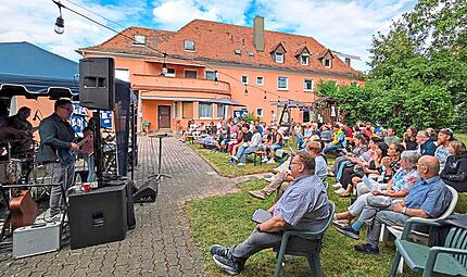 Beim Open-Air-Gottesdienst zum Gartenfest anlässlich des 100-jährigen Jubiläums der Gemeinschaft i.d. Kirche Kulmbach kamen zahlreiche Gäste im Garten des Gemeindehauses in der Weltrichstraße 1 zusammen.Jan Werth Beim Open-Air-Gottesdienst zum Gartenfest anlässlich des 100-jährigen Jubiläums der Gemeinschaft i.d. Kirche Kulmbach kamen zahlreiche Gäste im Garten des Gemeindehauses in der Weltrichstraße 1 zusammen.Jan Werth