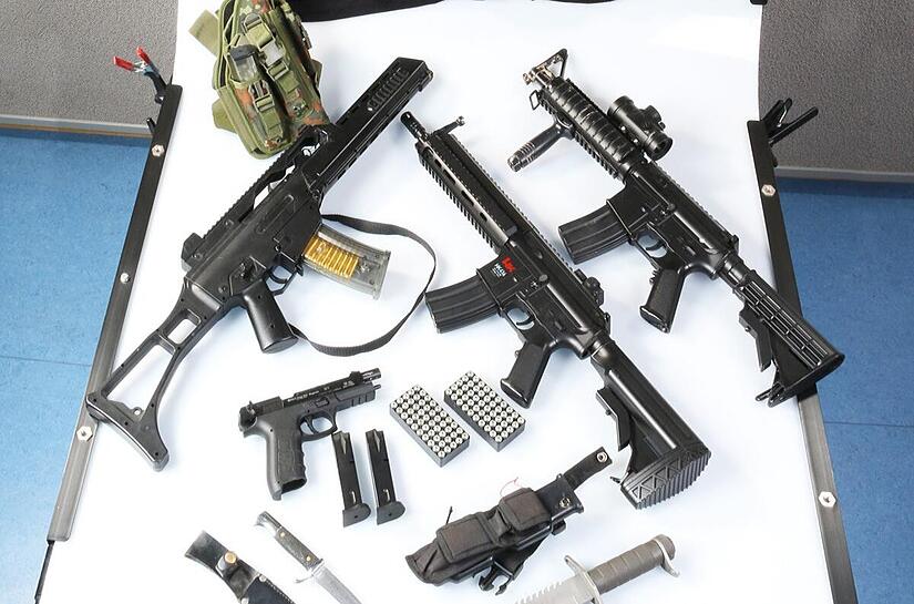 Razzia in Neonazi-Szene Neustadt bei Coburg: Unter anderem wurden diese Waffen beschlagnahmt.
