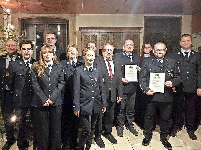 Verdiente Mitglieder ehrte die Feuerwehr Thurnau. Im Bild (von rechts) B&uuml;rgermeister Martin Bernreuther, Kreisbrandrat Thomas Hoffmann, Hans-Georg Greim, Kreisjugendwartin Daniela Wagner, Rainer Harz, stellvertretender Landrat Dieter Schaar, Kassi...