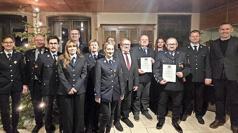 Verdiente Mitglieder ehrte die Feuerwehr Thurnau. Im Bild (von rechts) B&uuml;rgermeister Martin Bernreuther, Kreisbrandrat Thomas Hoffmann, Hans-Georg Greim, Kreisjugendwartin Daniela Wagner, Rainer Harz, stellvertretender Landrat Dieter Schaar, Kassi...