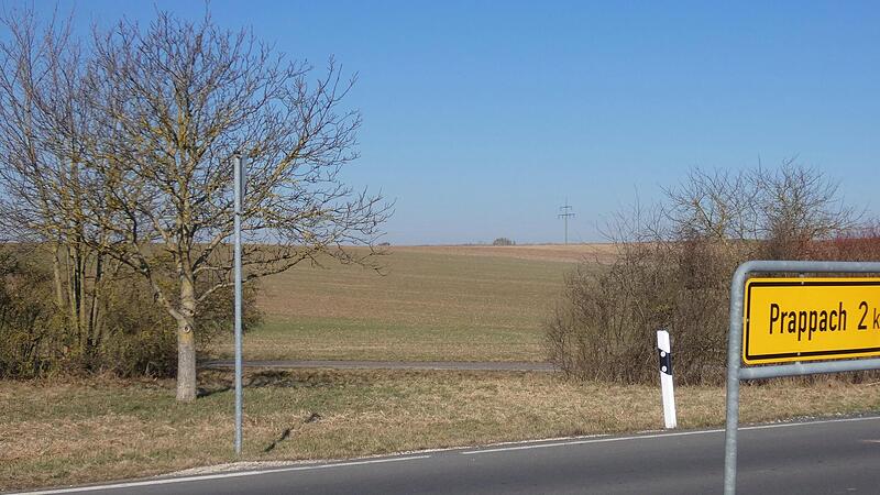 Auf drei Grundst&uuml;cken im Anschluss an das zuk&uuml;nftige Gewerbegebiet &bdquo;Schlettach Il&ldquo; soll in Richtung Prappach eine Freifl&auml;chen-Photovoltaikanlage gebaut werden. Hierzu ist auch der Bereich westlich der Einm&uuml;ndung nach Prappach an der Staatsstra&szlig;e Ha&szlig;furt-Ebern vorgesehen. Unser Bild entstand  in der N&auml;he der Abzweigung der Stra&szlig;e in Richtung Prappach.