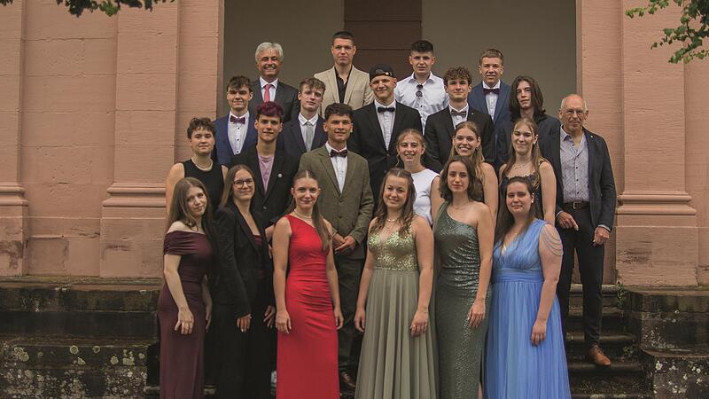 Der Abiturjahrgang 2025 ist ein besonderer: Diese 20 waren die letzten, die das achtjährige Gymnasium in Hammelburg durchlaufen haben. Jahrgangsbeste waren Simon Eich (Note 1,1), Henriette Haase (1,2), Amelie Gerlach (1,3) sowie Jule Weissenberger... Der Abiturjahrgang 2025 ist ein besonderer: Diese 20 waren die letzten, die das achtjährige Gymnasium in Hammelburg durchlaufen haben. Jahrgangsbeste waren Simon Eich (Note 1,1), Henriette Haase (1,2), Amelie Gerlach (1,3) sowie Jule Weissenberger...