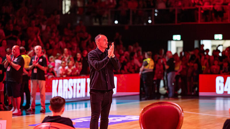G&auml;nsehautmoment: Karsten Tadda auf dem Parkett der Brose-Arena.