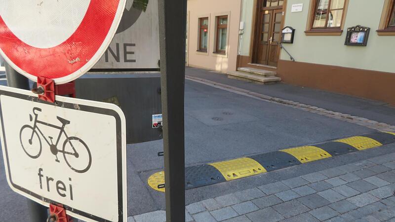 Ein schwarz-gelbes „Berliner Kissen“: Autos bremst es wirksam ab – aber ist es eine Gefahr für Radler und damit auch für Fußgänger?