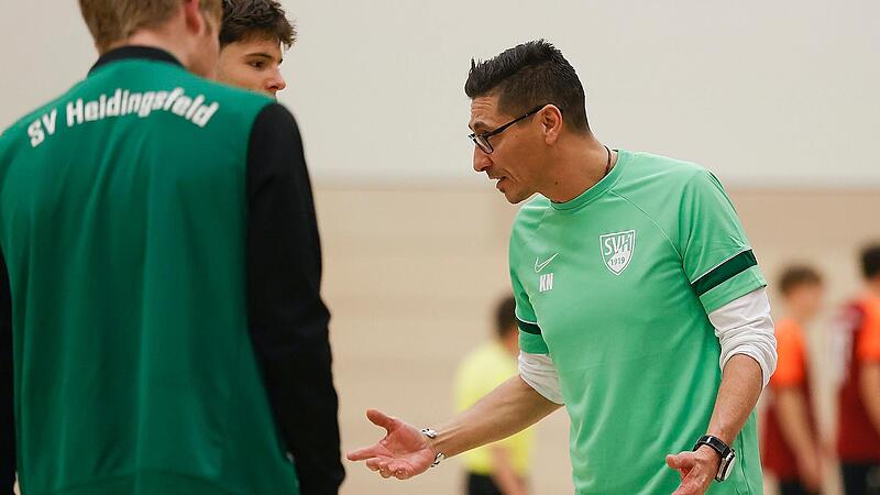 Trainer Kai Nees (rechts) vom SV Heidingsfeld gibt seinen Spielern Anweisungen. Trainer Kai Nees (rechts) vom SV Heidingsfeld gibt seinen Spielern Anweisungen.