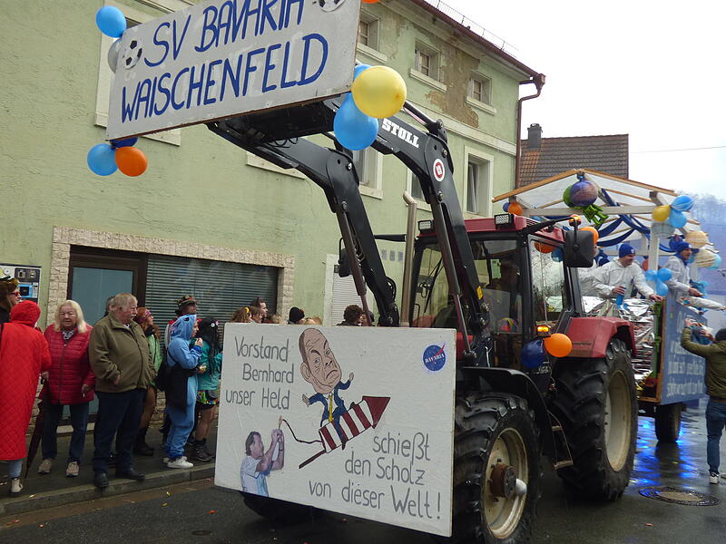 Der Faschingsumzug 2024 in Waischenfeld: bunt und voller Spitzen gegen die Bundespolitik.