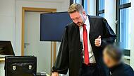 Rechtsanwalt Maximilian Glabasnia aus Bamberg und der Angeklagte