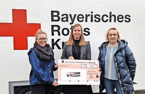 Den Scheck überreichten Personalleiterin Barbara Bendel (rechts) und Antonia Riedlmeier (Assistentin der Geschäftsführung; links) und an Kreisgeschäftsführerin Carina Küfner.