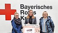 Den Scheck überreichten Personalleiterin Barbara Bendel (rechts) und Antonia Riedlmeier (Assistentin der Geschäftsführung; links) und an Kreisgeschäftsführerin Carina Küfner.