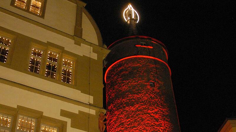 Die gr&ouml;&szlig;te Adventskerze Bayerns leuchtet seit Freitagabend wieder in Kitzingen mit dem rot illuminierten Stadtturm.