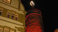 Die gr&ouml;&szlig;te Adventskerze Bayerns leuchtet seit Freitagabend wieder in Kitzingen mit dem rot illuminierten Stadtturm.