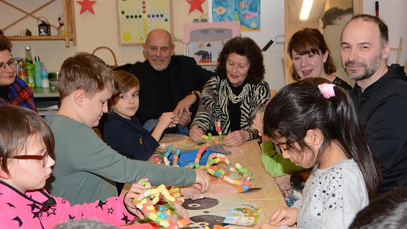 G&uuml;nter und Brigitte Herold (hinten, Mitte) besuchen die Kinder der Awo-Tagesst&auml;tte.