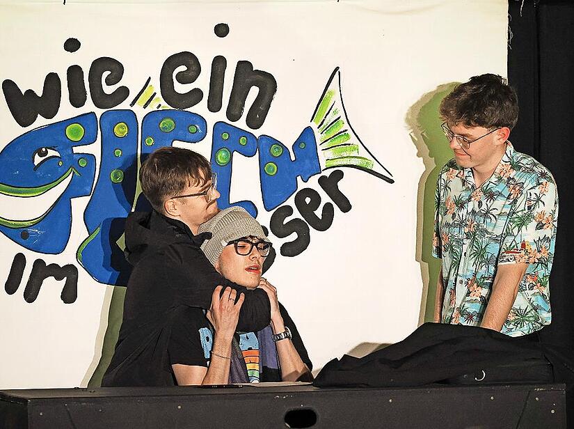 Sascha (links, David Schneider) und Bj&ouml;rn Diemel (rechts, Arthur Dering) &bdquo;&uuml;berzeugen&ldquo; den Hipster Gesch&auml;ftsf&uuml;hrer (William Greenberg), ihnen die Kindertagesst&auml;tte zu &uuml;berschreiben.