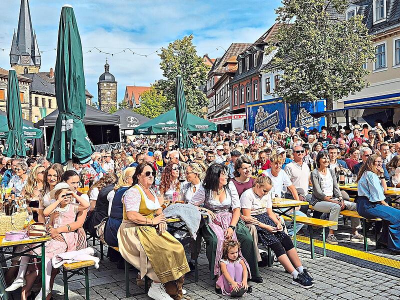 Bei sch&ouml;nsten Wetter waren viele Besucher zur Er&ouml;ffnung des 45. Lichtenfelser Korbmarktes gekommen.
