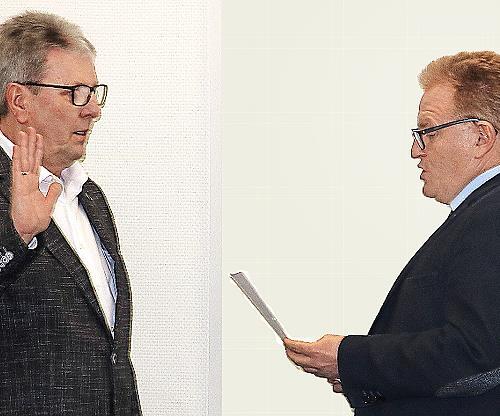Herbert Ge&szlig;ner (links) wurde in der Sitzung des Ma&szlig;bacher Marktgemeinderates von B&uuml;rgermeister Matthias Klement als neues Mitglied des Gremiums vereidigt.