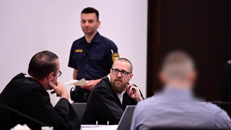 Rechtsanwalt Sören Jungkunz aus Nürnberg sowie einer der Angeklagten aus dem Landkreis Erlangen-Höchstadt.