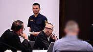 Rechtsanwalt Sören Jungkunz aus Nürnberg sowie einer der Angeklagten aus dem Landkreis Erlangen-Höchstadt.