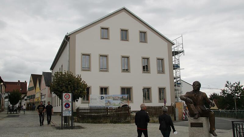 Aus dem k&uuml;rzlich noch unansehnlichen Hofmannstift ist ein schmucker, farblich ansprechend gestalteter Bau an markantem Ort geworden.