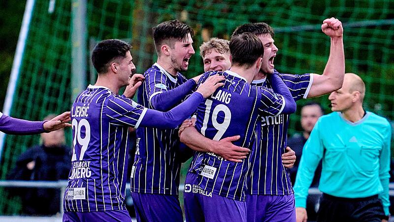 Erst Pech im Abschluss, dann Torschütze zum Führungstreffer: Johannes Gebhart (r.) und der FC Eintracht Bamberg haben das Bayernliga-Topspiel gegen den SC Eltersdorf am Freitagabend mit 1:0 gewonnen. Erst Pech im Abschluss, dann Torschütze zum Führungstreffer: Johannes Gebhart (r.) und der FC Eintracht Bamberg haben das Bayernliga-Topspiel gegen den SC Eltersdorf am Freitagabend mit 1:0 gewonnen.
