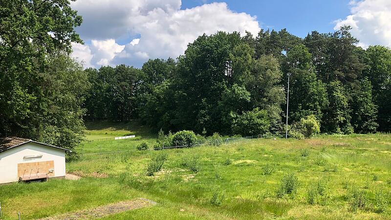 Der ehemalige Fußballplatz des ASV Neustadt an der Ebersdorfer Straße 19 ist als solcher nicht mehr zuerkennen. Die Verantwortlichen mussten schon vor Jahren wegen Spielermangels ihre Mannschaft vom Spielbetrieb zurückziehen. Der ehemalige Fußballplatz des ASV Neustadt an der Ebersdorfer Straße 19 ist als solcher nicht mehr zuerkennen. Die Verantwortlichen mussten schon vor Jahren wegen Spielermangels ihre Mannschaft vom Spielbetrieb zurückziehen.