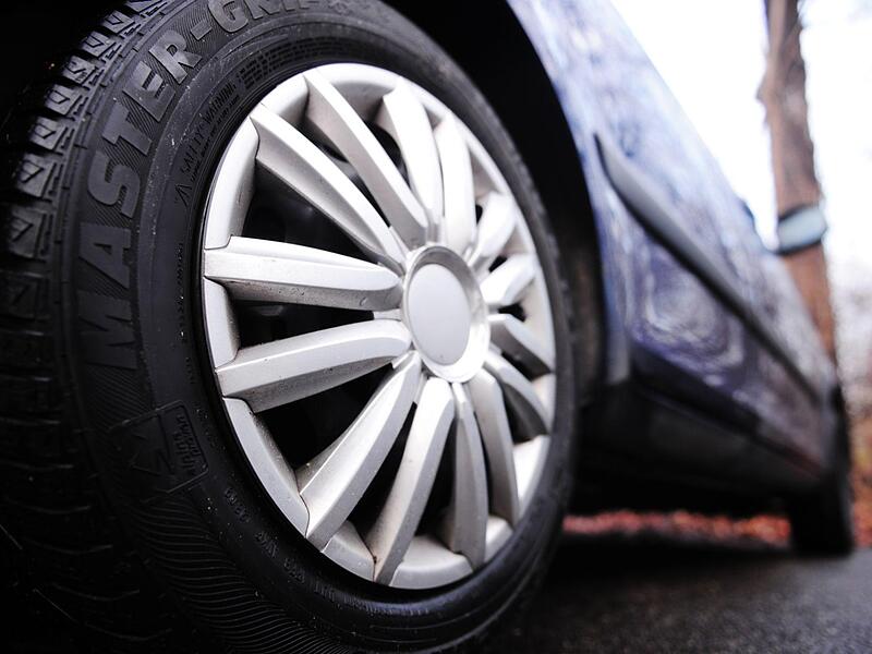 Unbekannte haben Ende August in Reiterswiesen Reifen an insgesamt 19 Autos zerstochen. Der Schaden reicht an die 10.000 Euro heran. (Symbolbild)
